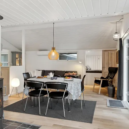 Lovely In With Kitchen Feriehus